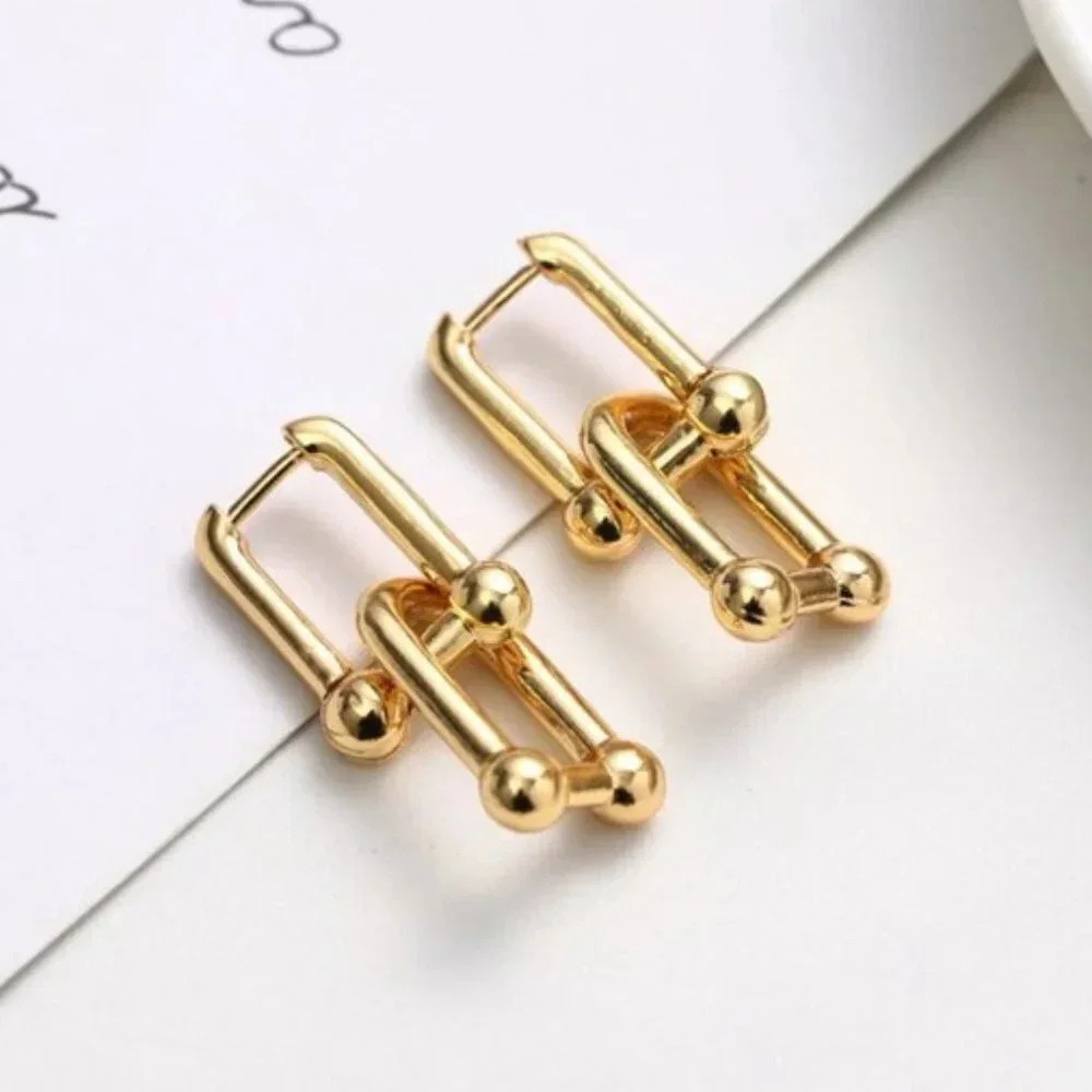 18k Gold Hardware U-Shaped Chain Link Earrings - Picture 4 of 10